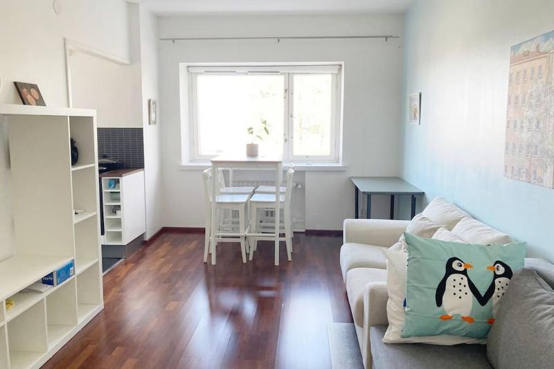 Scenic apartment close to nature in Helsinki — отель с удобствами в Хельсинки