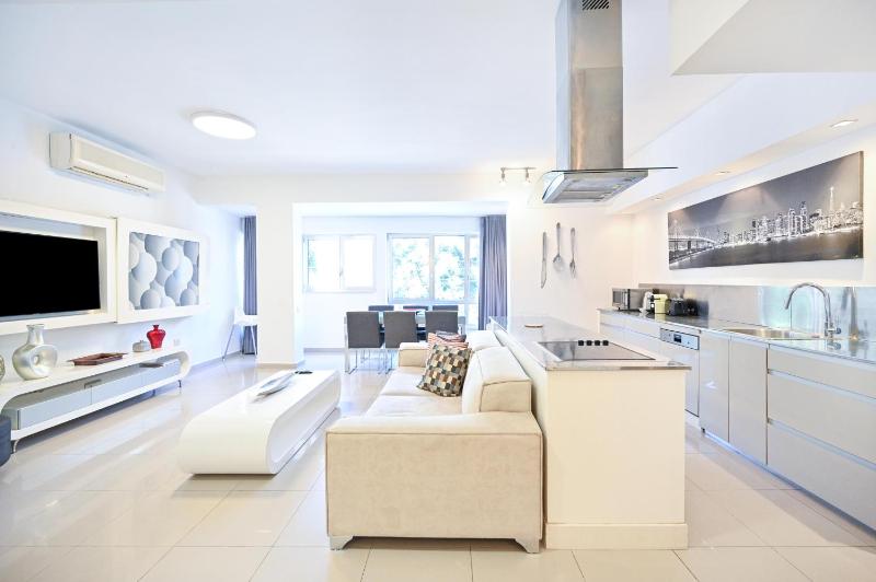 Relaxing 3BR in Ben yehuda 66 by HolyGuest — забронировать отель в Тель-Авиве