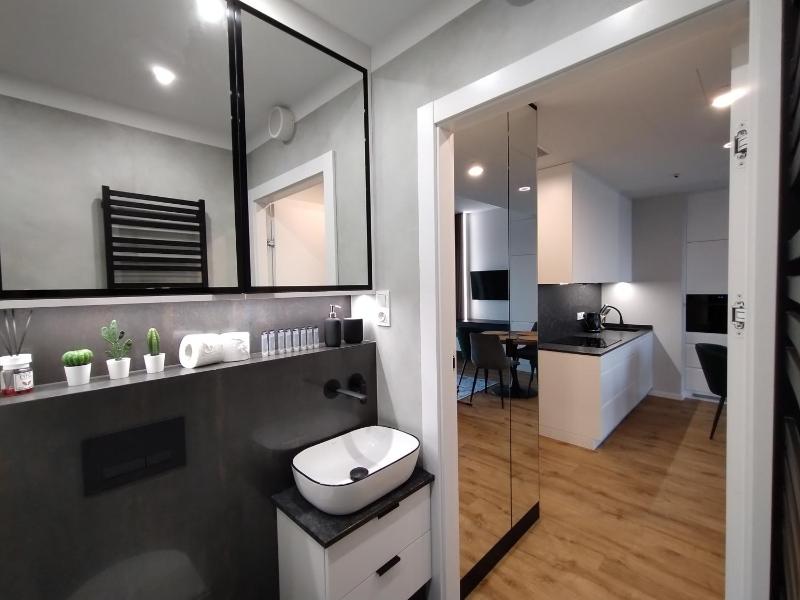 Wola Tower Deluxe Separate Bedroom with Free Garage - by Perfect Apart — отель в Варшаве, Польша