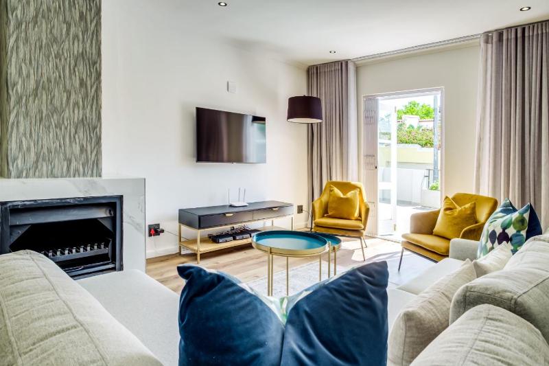 De Waterkant Townhouse with pool access 116 DWP — отель с удобным расположением в Кейптауне