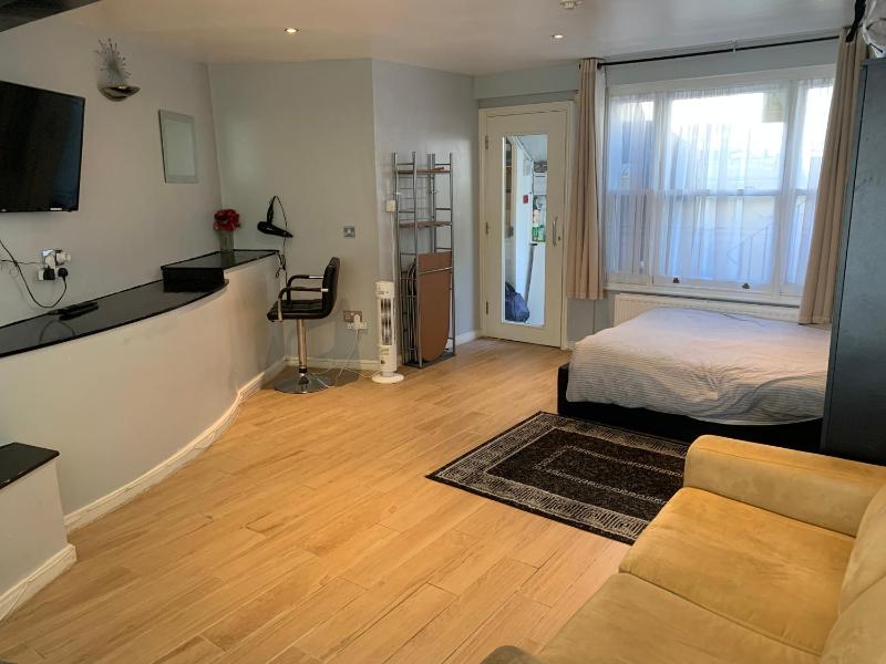 Studio Apartment - Entire Lower Ground Floor - Only 7 Mins Walk Kings Cross St Pancras Station — отзывы гостей и цены