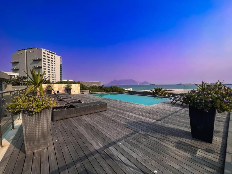 Quaint Modern Beachfront 1 bed- Blouberg LG1 — отель с удобным расположением в Кейптауне