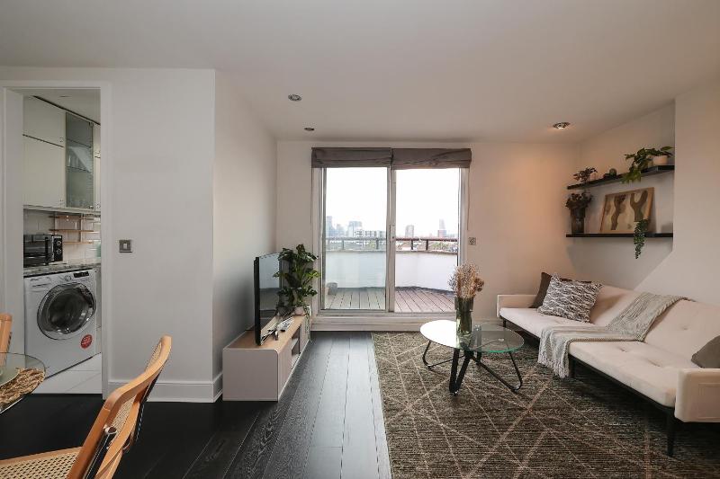 2 bedroom Chic Apartment With Private Balcony In Notting Hill — отель с удобным расположением в Лондоне