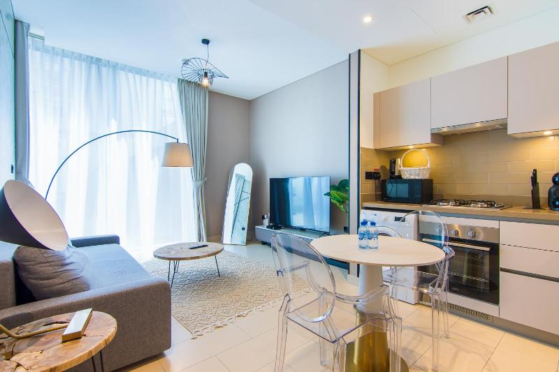 Adorable 1BR - Spacious & Luxury — отель с удобным расположением в Дубае