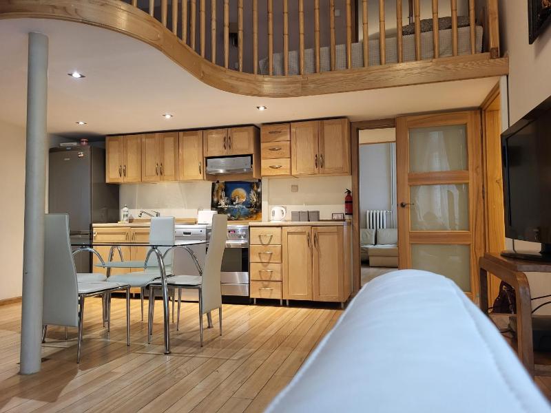 Dwupoziomowy Apartament Hoza — комфортный отель в Варшаве