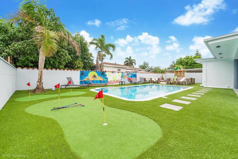 Modern Chic Retreat Pool Full amenities backyard L10 — забронировать отель в Майами