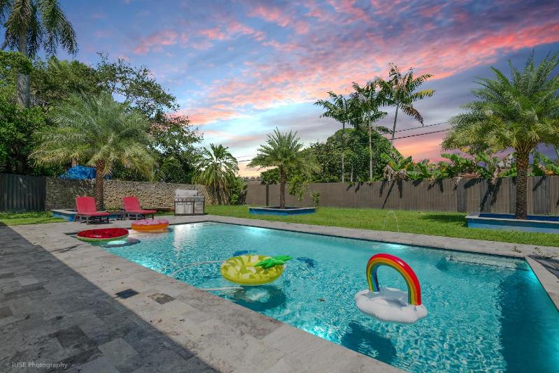 The Palms/ Big Pool/ Foosball/ Pool Table — комфортный отель в Майами