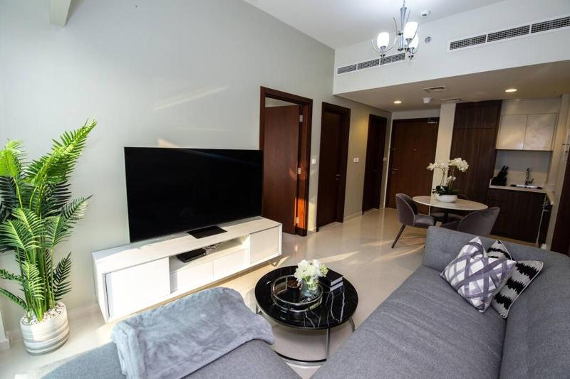 2BR apt 5mins walk from Dubai mall — отель с удобным расположением в Дубае
