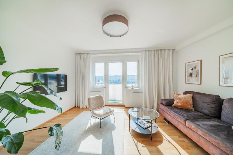 Central 60m2 suite 10 min walk from main station — забронировать отель в вене
