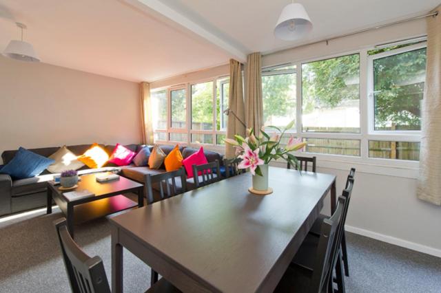 JOIVY Spacious apt with private yard in Notting Hill — комфортный отель в Лондоне