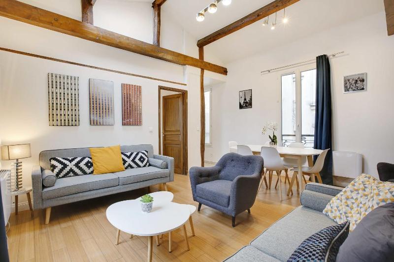 Цены на Bright duplex 3BR - Montmartre в Париже