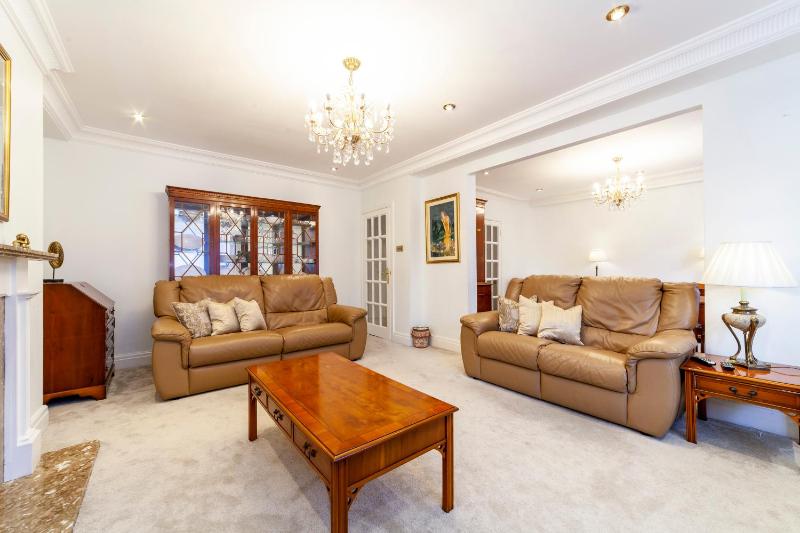 Bright 3BDR apt near Swiss Cottage — отель с удобствами в Лондоне
