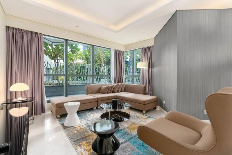 White Sage - Glamorous & Spacious 2BR at DAMAC Paramount Towers — забронировать отель в Дубае