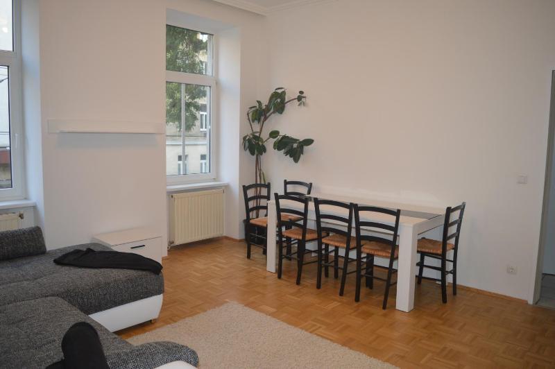 Nette Altbauwohnung nur 10 min von der City — комфортный отель в вене