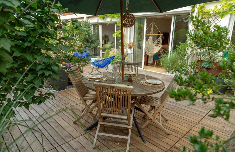 Appartement familial avec grande terrasse — отель с удобствами в Париже