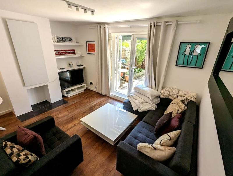 Charming 2-Bed Garden Flat — забронировать отель в Лондоне