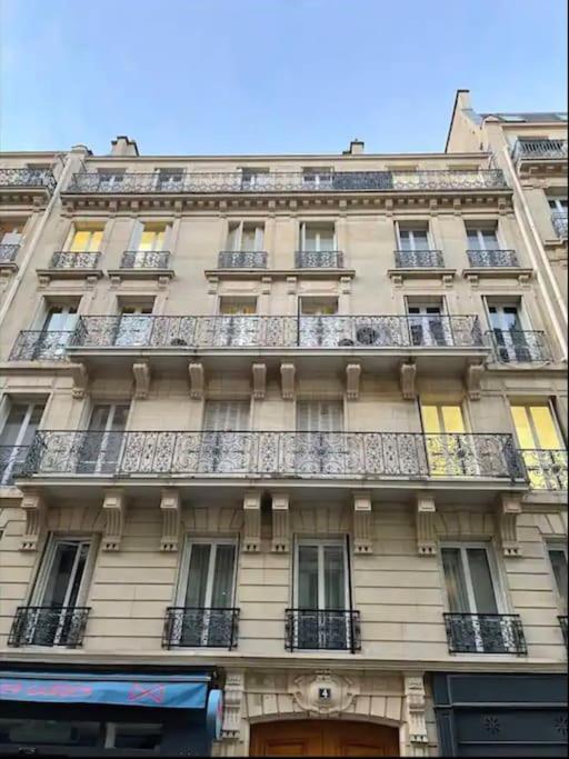 Quiet and Spacious Apartment near Champs Elysees — отель с удобным расположением в Париже