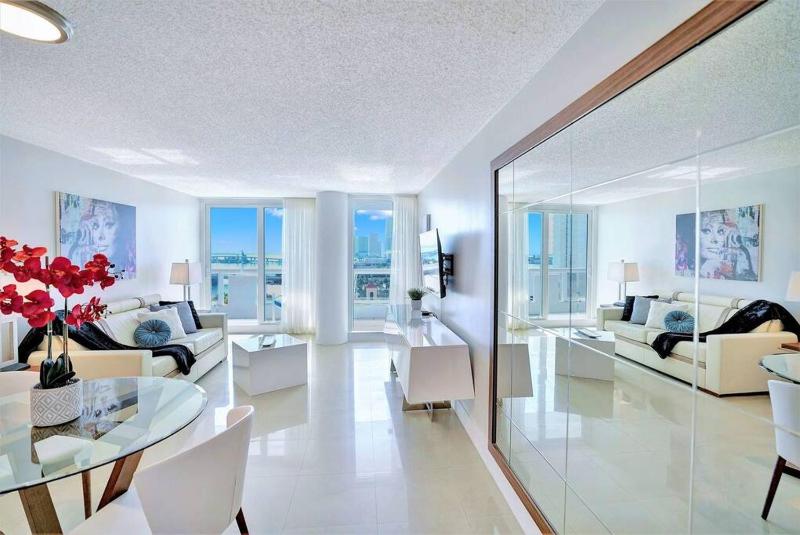 Stay in Love! Miami Skyline Views, Renovated — отель с удобным расположением в Майами