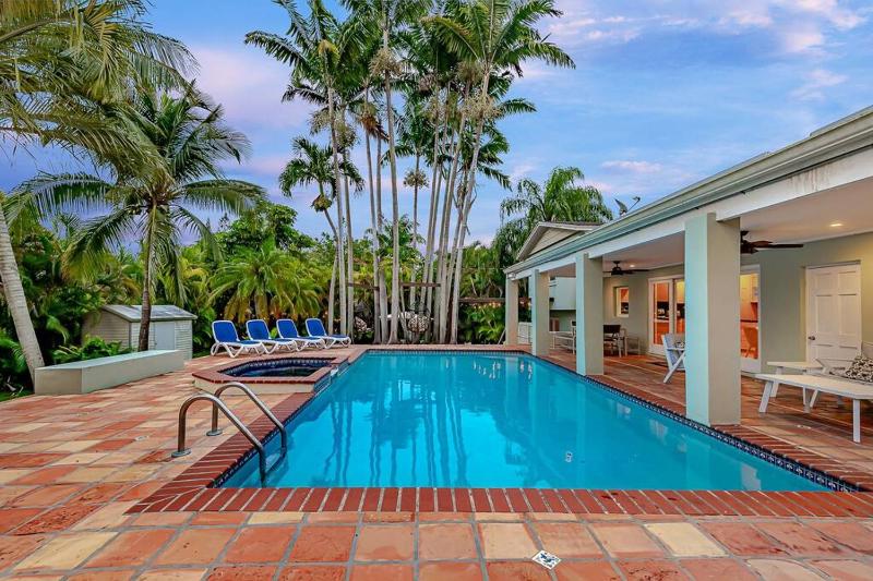 Miami Dream Home/ Pool/Jacuzzi/ Fire Pit — комфортный отель в Майами