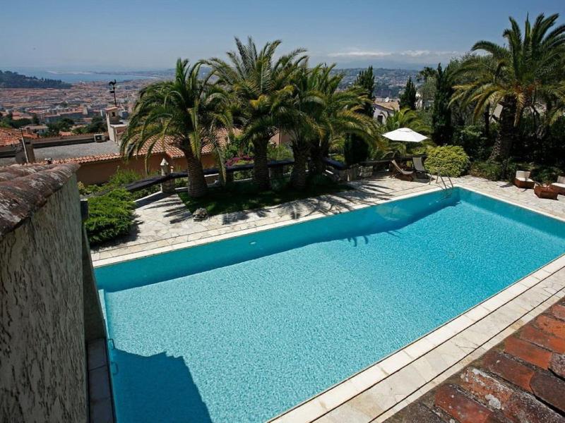 Superb Villa with swimming pool in Nice — забронировать отель в Николь