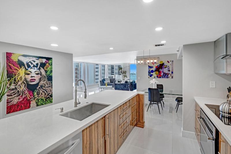 The Queen B! Water & Skyline Views - Renovated — отзывы гостей и цены