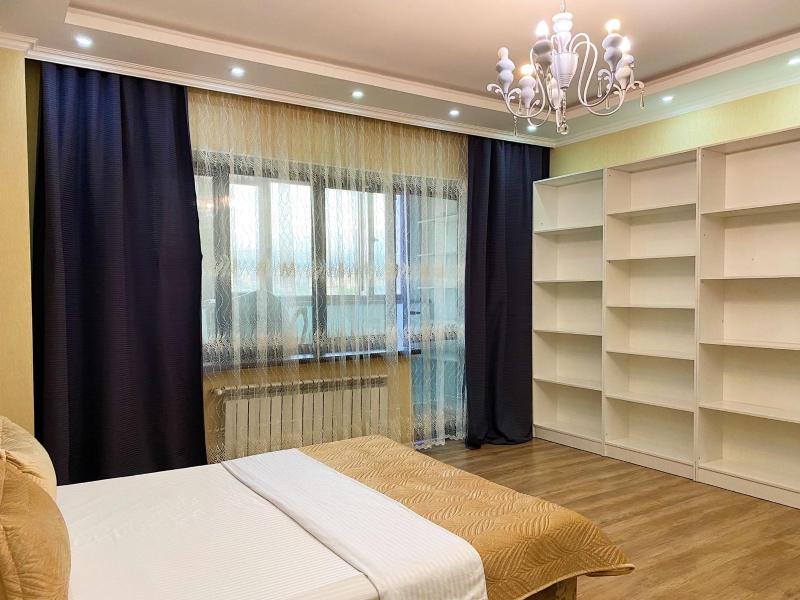 Цены на Uutnye apartamenty na vysokom etaze s vidom na gory134 в Алматы