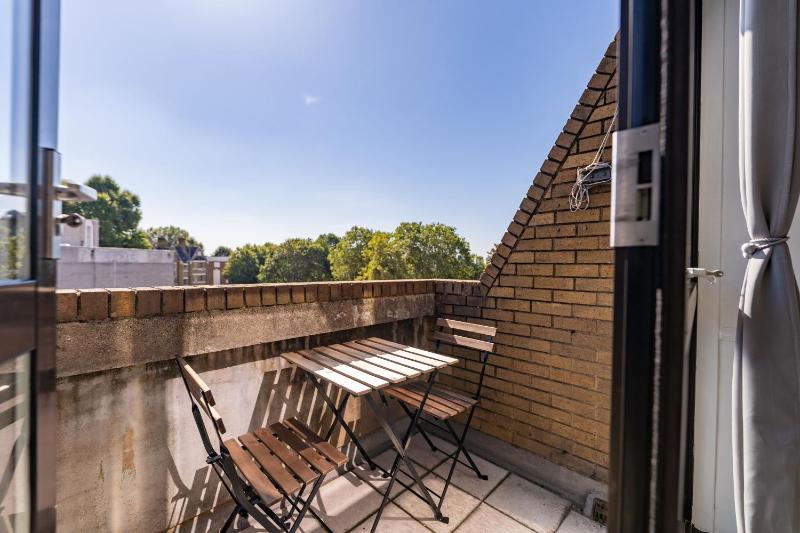 Luxury 3 Bedroom Flat with Balcony in Westbourne Park — отель с удобным расположением в Лондоне