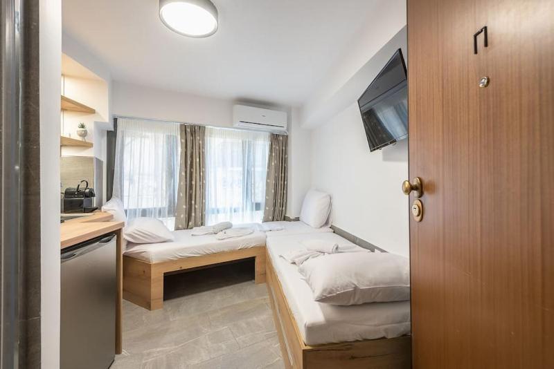TH2-Historical Center Studio 1 Minute From the Metro — комфортный отель в Афины
