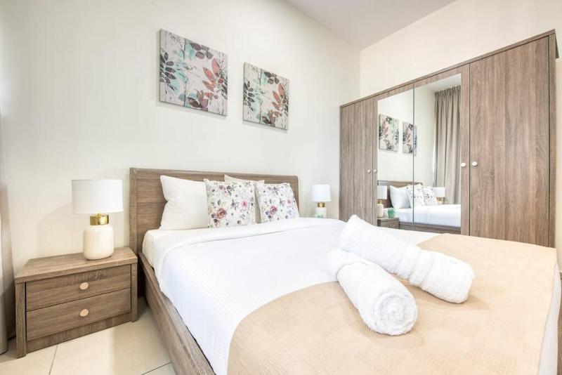 Luxurious master bed room ladies apartment only — отель с удобным расположением в Дубае