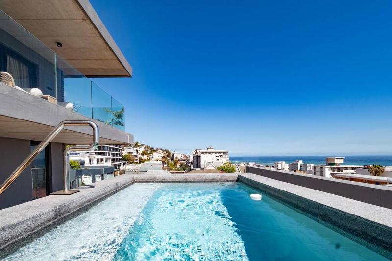 Luxury Studio with Ocean Views and Rooftop Pool — комфортный отель в Кейптауне