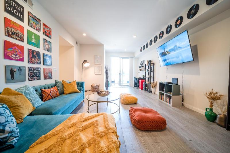 Charming Eclectic 2 Bed Apt by LAX/SoFi Stadium — отзывы гостей и цены