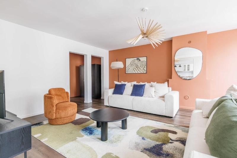 Amazing Appart duplex 7P3BR Le Marais — отель с удобствами в Париже