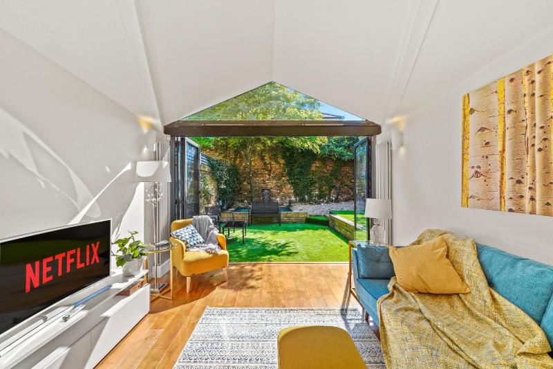 3 Bedroom Mews Home - Clapham Common - Free Private Parking - Sleeps 5 - Newly Refurbished - Sweetpea & Pillow Properties — отель с удобствами в Лондоне
