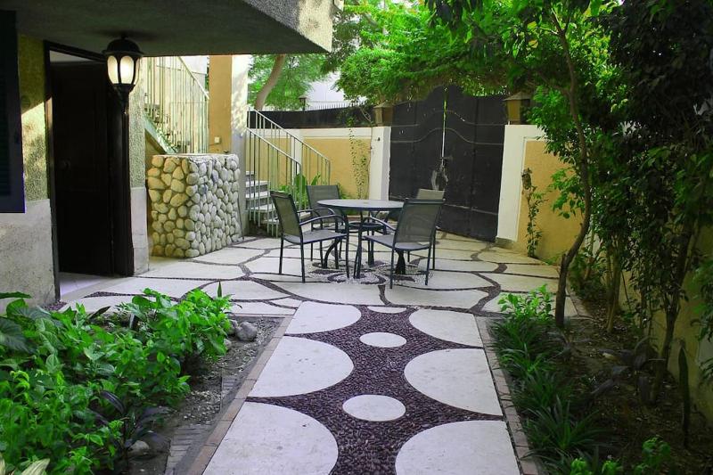 Цены на Pyramids apartment with garden в Каире