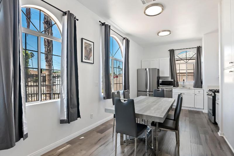 3bed 2bath apartment near universal studio hollywood sleep 7 — комфортный отель в Лос-Анджелесе