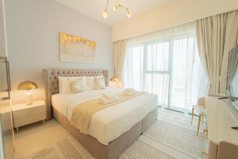 Цены на Luxury Living: Stunning 3-Bedroom Apartment in Downtown в Дубае