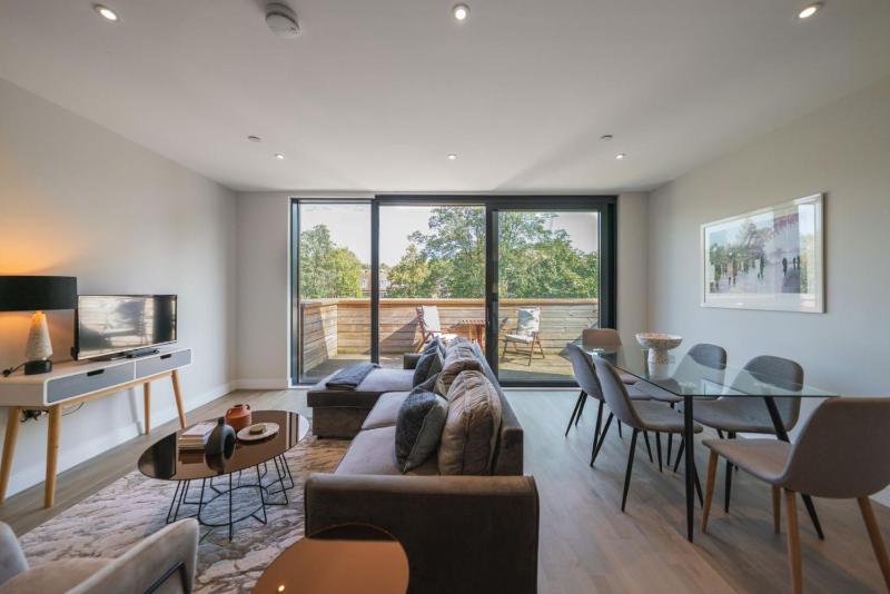 The Hampstead Hideout - Glamorous 3BDR Flat with Balcony — забронировать отель в Лондоне
