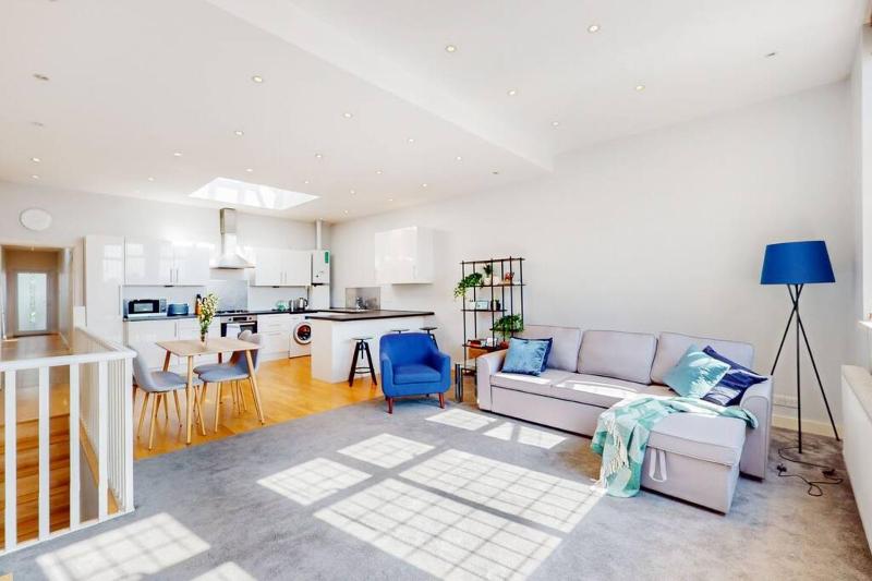 Spacious 2 bedroom flat with garden in Acton — забронировать отель в Лондоне