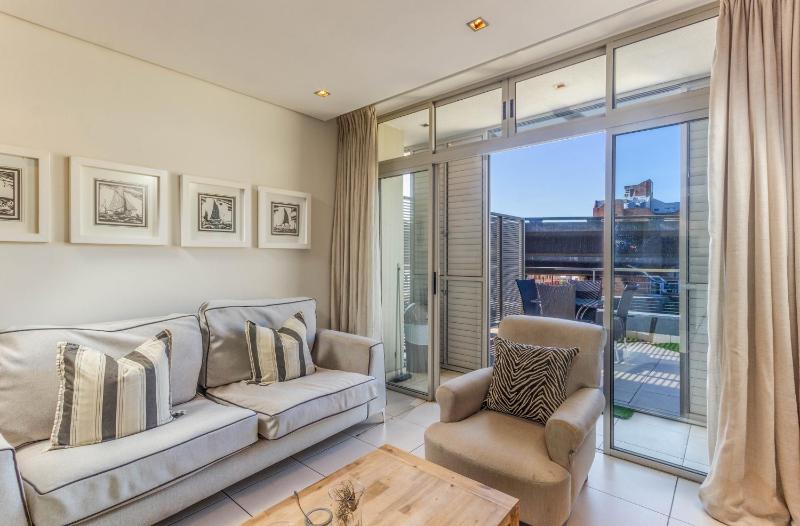 Цены на De Waterkant Studio Apartment, fully furnished and equipped в Кейптауне