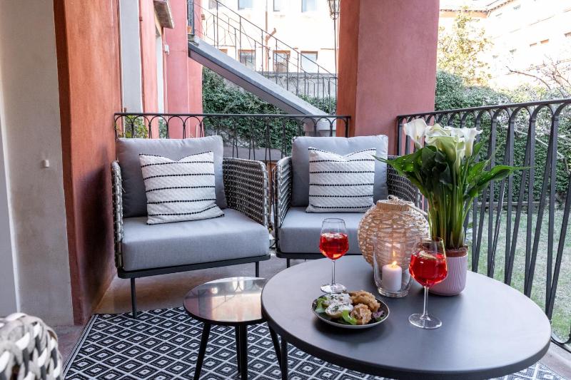 Venice Vibes - Terrace Apartment in Venice — отель с удобствами в Венеции