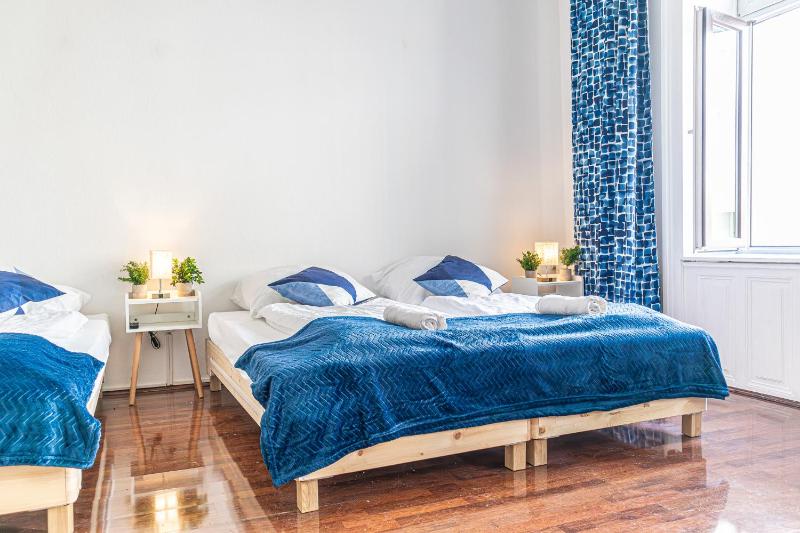 Elegant Haven: Stylish and Spacious 3BR Apartment — отель с удобным расположением в вене