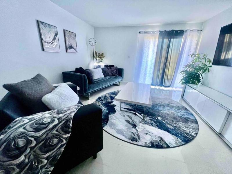 Цены на Lovely 2/2 condo in Miami shores в Майами