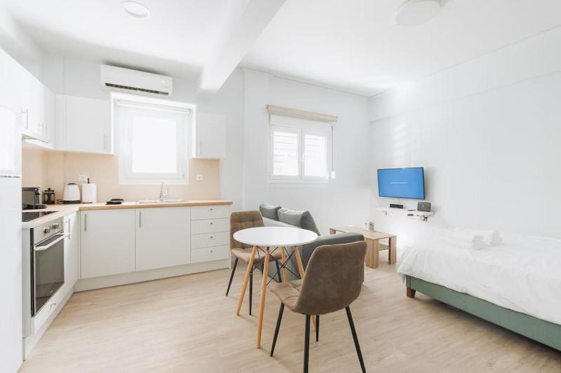 Modern ground floor getaway — комфортный отель в Афины