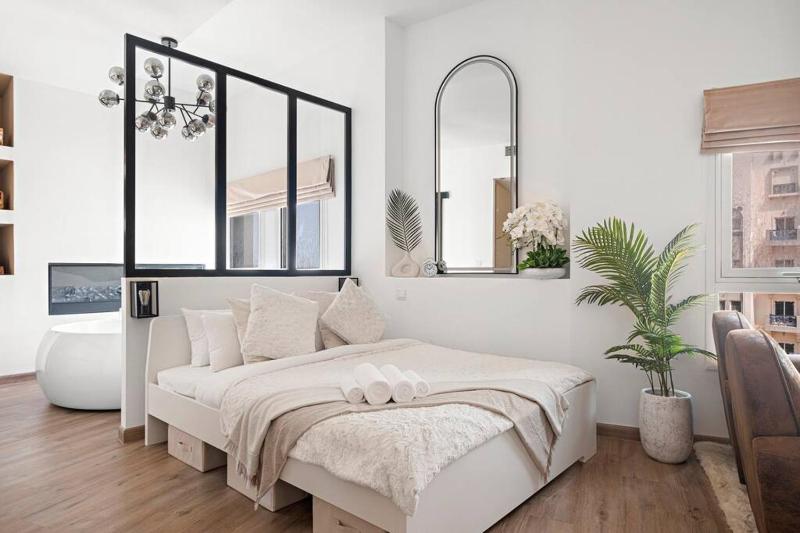 Chic Studio with a Bath Tub, Pool & Gym near Golf Club — отель с удобствами в Дубае