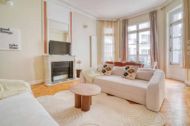 Appartement proche Mairie du 16e arrondissement — отель в Париже, Франция