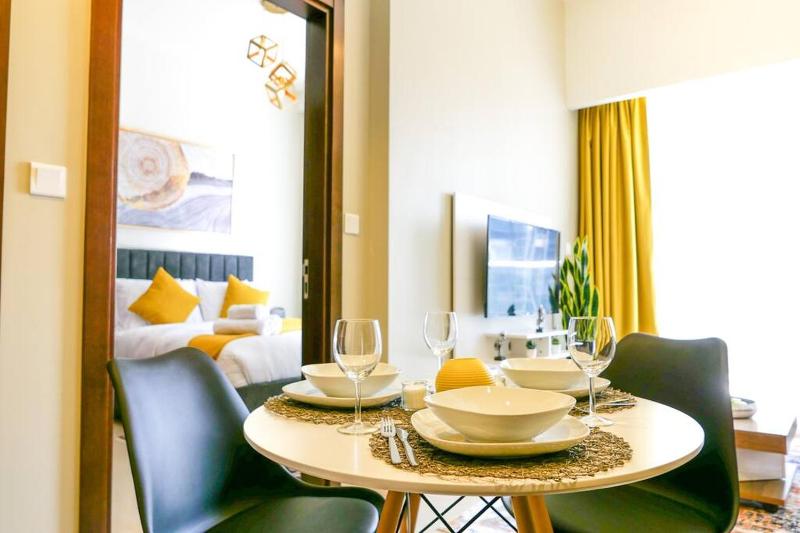 Elegant 1 BR w/ Canal view! — отель с удобствами в Дубае