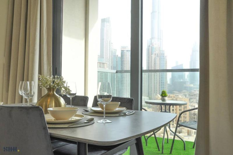 Lovely 2 BR w/Burj Khalifa view! — отель с удобным расположением в Дубае