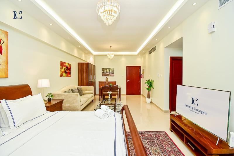 Modern Studio Apt - Steps to Metro, Marina Mall and JBR Beach - Marina Pearl — забронировать отель в Дубае