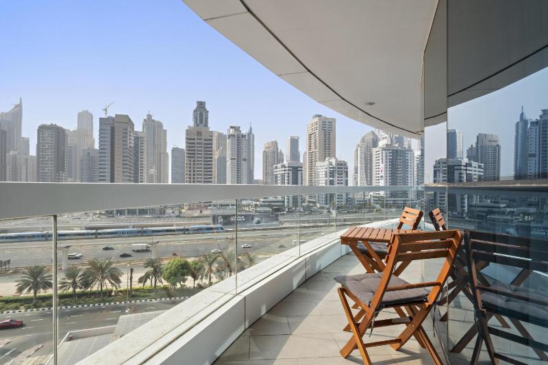 VayK - Delightful 2BR in JLT with Marina Views — отель с удобным расположением в Дубае