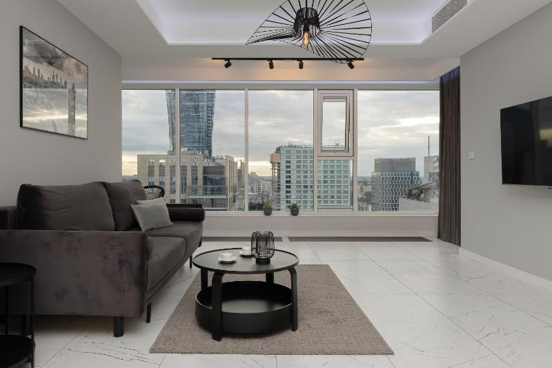 Цены на Luxurious Unique Tower Apartment with City Skyline by Renters Prestige в Варшаве